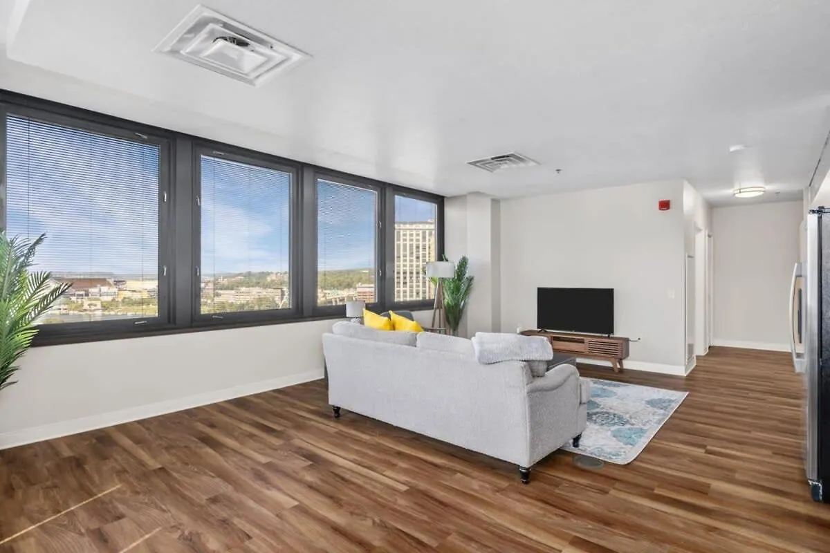 Sleek 2Br Downtown Retreat With Gym Apartment Pittsburgh United States