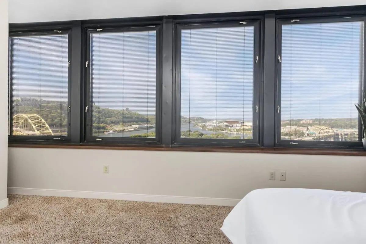 Sleek 2Br Downtown Retreat With Gym Apartment Pittsburgh